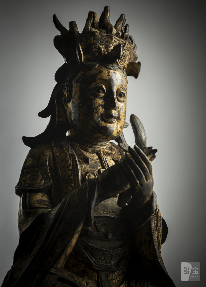 A gilt-lacquered bronze figure of Bixia Yuanjun on a wooden stand - 图4